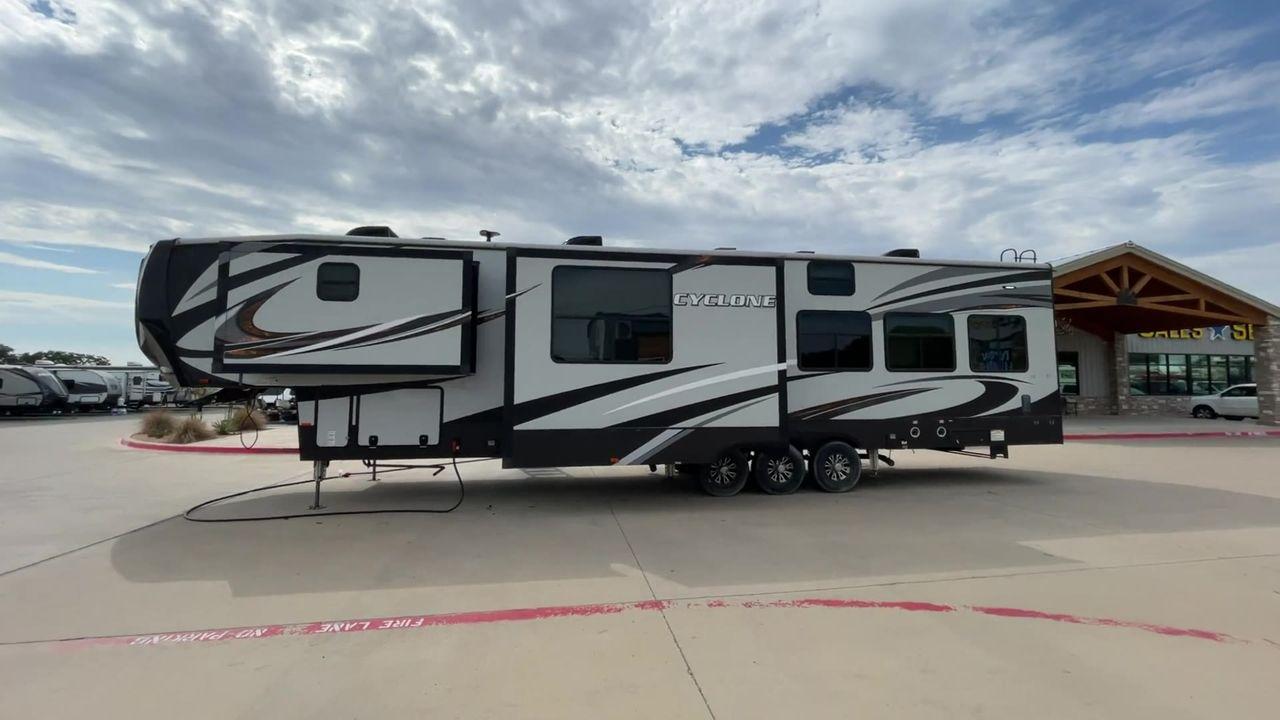 2018 HEARTLAND CYCLONE 4115 (5SFCG4433JE) , located at 4319 N Main St, Cleburne, TX, 76033, (817) 678-5133, 32.385960, -97.391212 - Photo #8