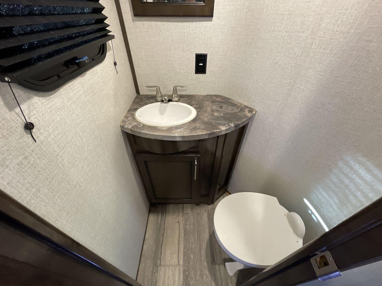 2021 KEYSTONE VOLTAGE 3615 (4YDF36128MZ) , located at 4319 N Main St, Cleburne, TX, 76033, (817) 678-5133, 32.385960, -97.391212 - Photo #24