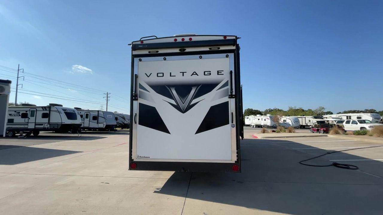 2021 KEYSTONE VOLTAGE 3615 (4YDF36128MZ) , Length: 38.92 ft. | Dry Weight: 14,020 lbs. | Slides: 3 transmission, located at 4319 N Main Street, Cleburne, TX, 76033, (817) 221-0660, 32.435829, -97.384178 - The 2021 Keystone Voltage 3615, an exceptional fifth-wheel toy hauler that seamlessly combines luxury with versatility. Measuring 39 feet in length, this model features three slide-outs, providing an expansive and well-designed interior. The 3615 boasts a master bedroom with a king-size bed and ampl - Photo #8
