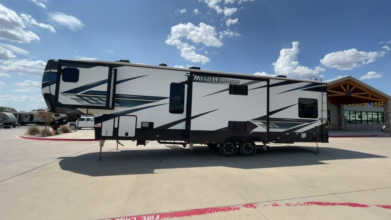 2021 HEARTLAND ROAD WARRIOR 351 (5SFCG4128ME) , Length: 41.5 ft. | Dry Weight: 14,530 lbs. | Gross Weight: 17,250 lbs. | Slides: 3 transmission, located at 4319 N Main St, Cleburne, TX, 76033, (817) 678-5133, 32.385960, -97.391212 - Are you an adventure seeker looking for the perfect toy hauler to take on your next road trip? Look no further than the 2021 Heartland Road Warrior 351, available for sale at RV Depot in Cleburne, TX. With its impressive features and capabilities, this toy hauler is ready to take you on unforgettabl - Photo #6