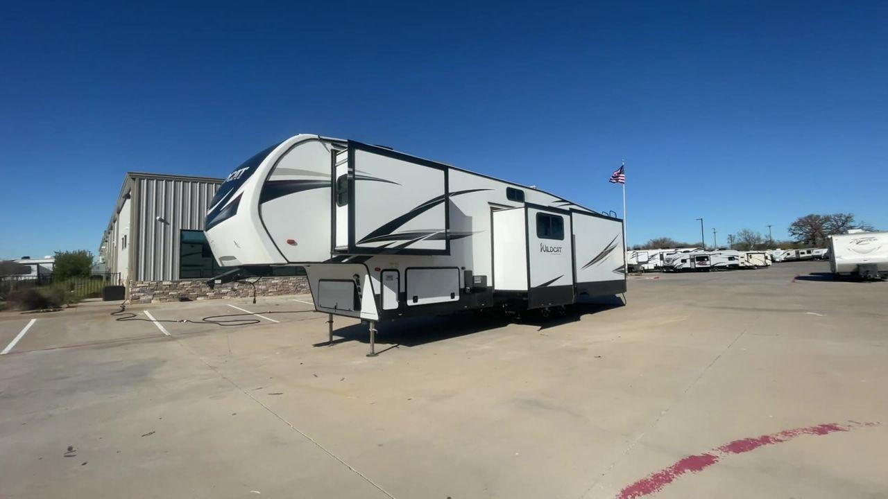 2020 FOREST RIVER WILDCAT 384MB (5ZT3WC3B2LG) , Length: 42.33 ft. | Dry Weight: 12,443 lbs. | Slides: 4 transmission, located at 4319 N Main St, Cleburne, TX, 76033, (817) 678-5133, 32.385960, -97.391212 - The 2020 Forest River Wildcat 384MB is a fifth wheel that epitomizes Forest River's dedication to innovation, quality, and crafting the perfect home on wheels. It offers a luxurious and versatile space for you and your loved ones. With a spacious quad-slide design with four slide-outs, this fifth wh - Photo #5