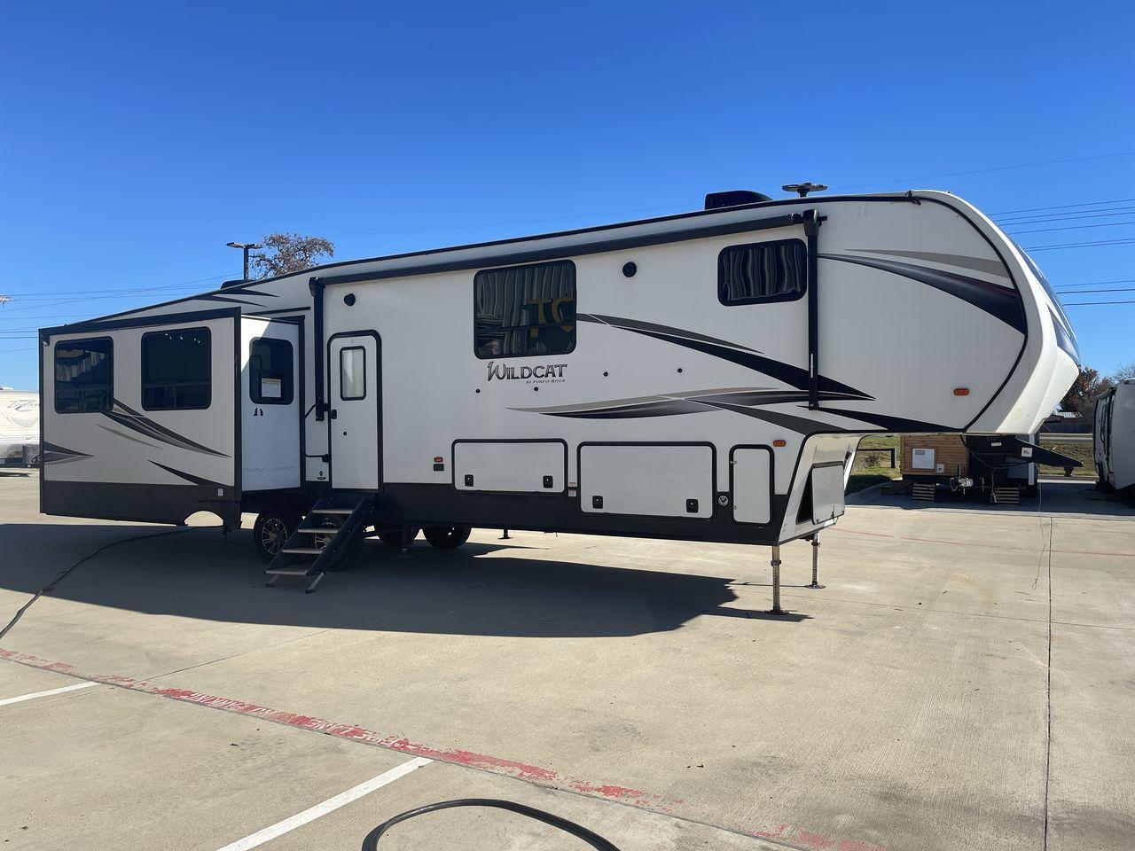 2020 FOREST RIVER WILDCAT 384MB (5ZT3WC3B2LG) , Length: 42.33 ft. | Dry Weight: 12,443 lbs. | Slides: 4 transmission, located at 4319 N Main St, Cleburne, TX, 76033, (817) 678-5133, 32.385960, -97.391212 - The 2020 Forest River Wildcat 384MB is a fifth wheel that epitomizes Forest River's dedication to innovation, quality, and crafting the perfect home on wheels. It offers a luxurious and versatile space for you and your loved ones. With a spacious quad-slide design with four slide-outs, this fifth wh - Photo #24
