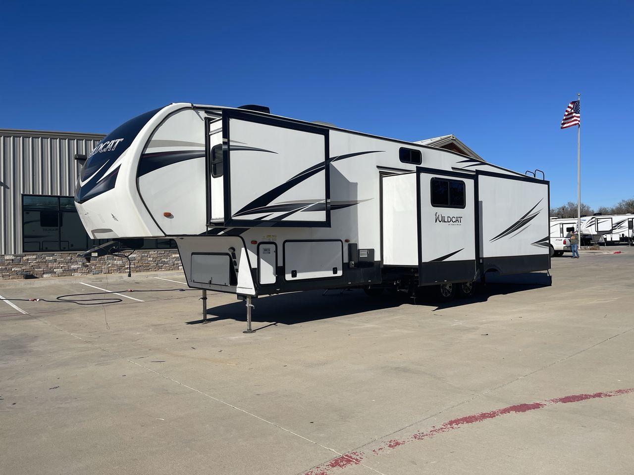 2020 FOREST RIVER WILDCAT 384MB (5ZT3WC3B2LG) , Length: 42.33 ft. | Dry Weight: 12,443 lbs. | Slides: 4 transmission, located at 4319 N Main St, Cleburne, TX, 76033, (817) 678-5133, 32.385960, -97.391212 - The 2020 Forest River Wildcat 384MB is a fifth wheel that epitomizes Forest River's dedication to innovation, quality, and crafting the perfect home on wheels. It offers a luxurious and versatile space for you and your loved ones. With a spacious quad-slide design with four slide-outs, this fifth wh - Photo #25