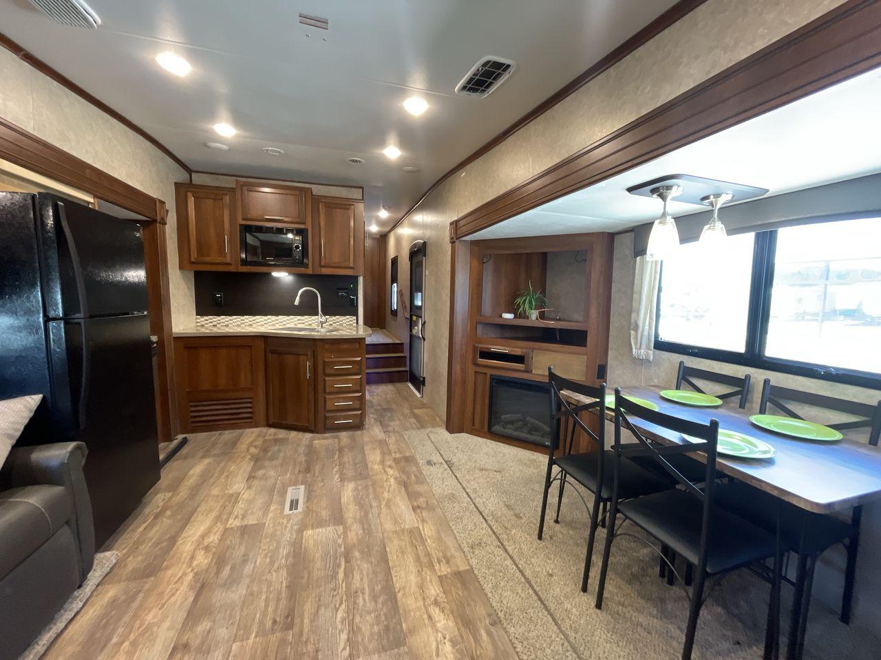 2018 JAYCO EAGLE 30.5 MBOK (1UJCJ0BT5J1) , Length: 36.7 ft.| Dry Weight: 9,670 lbs. | Gross Weight: 11,950 lbs. | Slides: 4 transmission, located at 4319 N Main Street, Cleburne, TX, 76033, (817) 221-0660, 32.435829, -97.384178 - With a length of ~36 feet, the 2018 Jayco Eagle HT 30.5MBOK is an exceptional fifth-wheel model that seamlessly blends luxury, innovation, and versatility for your ultimate travel experience. Its floor plan features a masterful bunkhouse design, offering a private and cozy space for the kids or gues - Photo #13