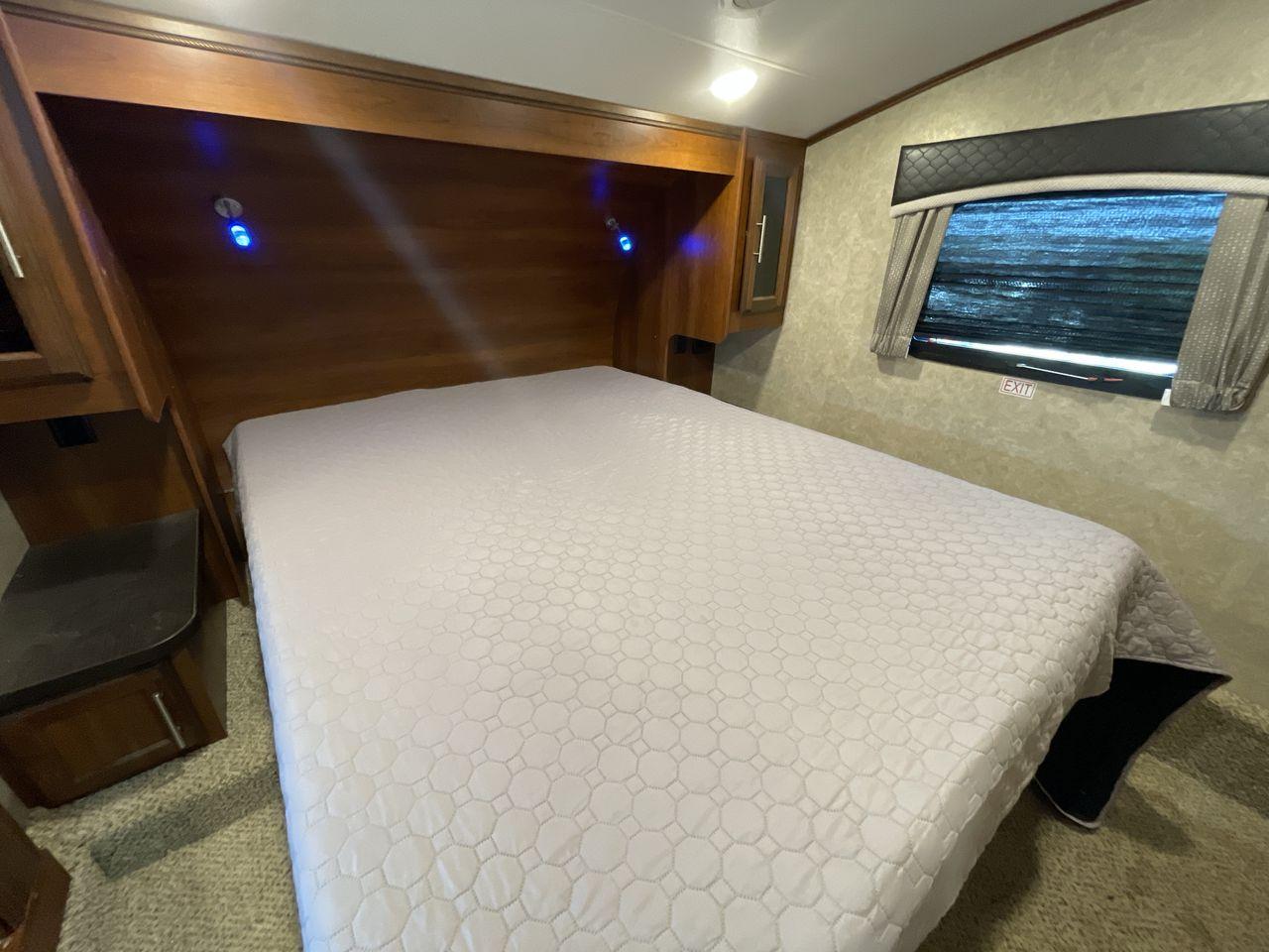 2018 JAYCO EAGLE 30.5 MBOK (1UJCJ0BT5J1) , Length: 36.7 ft.| Dry Weight: 9,670 lbs. | Gross Weight: 11,950 lbs. | Slides: 4 transmission, located at 4319 N Main Street, Cleburne, TX, 76033, (817) 221-0660, 32.435829, -97.384178 - With a length of ~36 feet, the 2018 Jayco Eagle HT 30.5MBOK is an exceptional fifth-wheel model that seamlessly blends luxury, innovation, and versatility for your ultimate travel experience. Its floor plan features a masterful bunkhouse design, offering a private and cozy space for the kids or gues - Photo #17