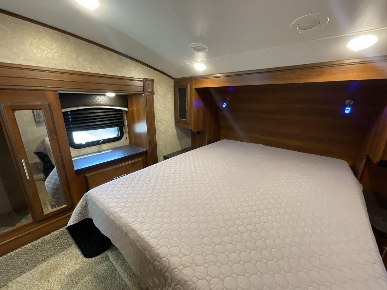 2018 JAYCO EAGLE 30.5 MBOK (1UJCJ0BT5J1) , Length: 36.7 ft.| Dry Weight: 9,670 lbs. | Gross Weight: 11,950 lbs. | Slides: 4 transmission, located at 4319 N Main Street, Cleburne, TX, 76033, (817) 221-0660, 32.435829, -97.384178 - With a length of ~36 feet, the 2018 Jayco Eagle HT 30.5MBOK is an exceptional fifth-wheel model that seamlessly blends luxury, innovation, and versatility for your ultimate travel experience. Its floor plan features a masterful bunkhouse design, offering a private and cozy space for the kids or gues - Photo #18