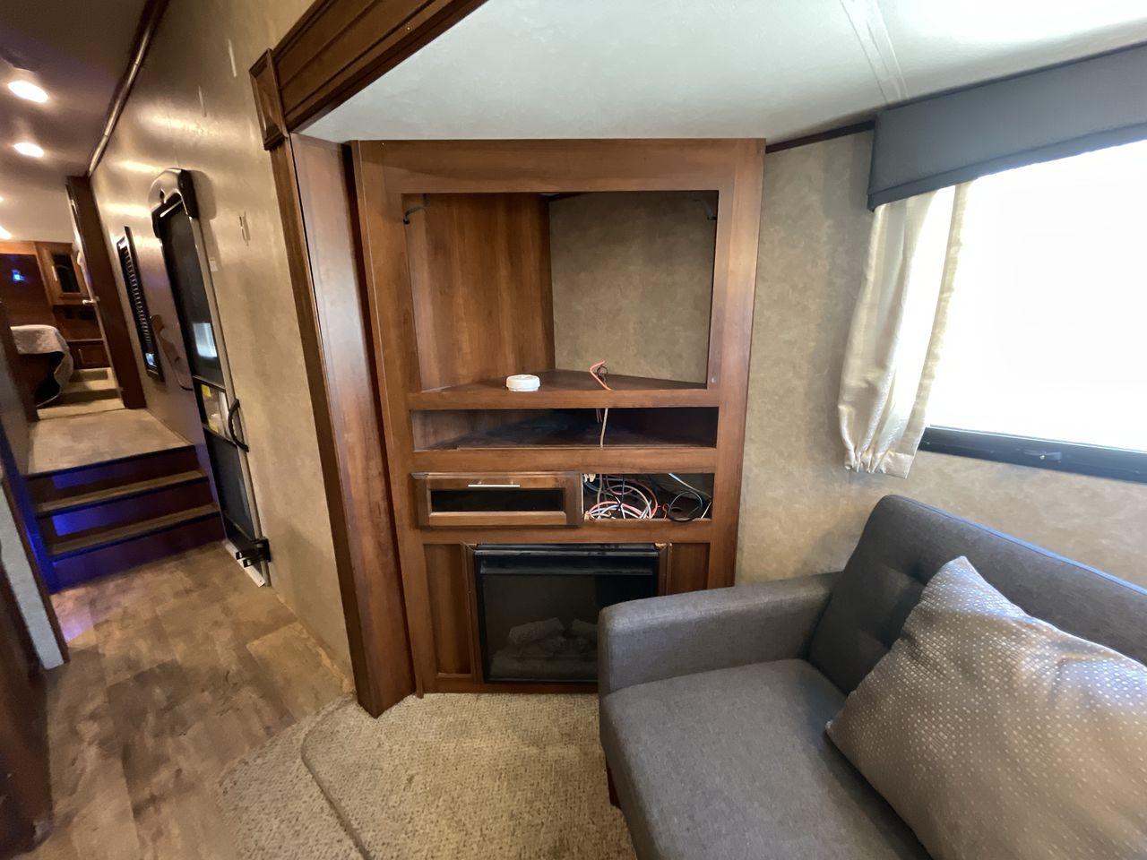 2018 JAYCO EAGLE 30.5 MBOK (1UJCJ0BT5J1) , Length: 36.7 ft.| Dry Weight: 9,670 lbs. | Gross Weight: 11,950 lbs. | Slides: 4 transmission, located at 4319 N Main Street, Cleburne, TX, 76033, (817) 221-0660, 32.435829, -97.384178 - With a length of ~36 feet, the 2018 Jayco Eagle HT 30.5MBOK is an exceptional fifth-wheel model that seamlessly blends luxury, innovation, and versatility for your ultimate travel experience. Its floor plan features a masterful bunkhouse design, offering a private and cozy space for the kids or gues - Photo #20