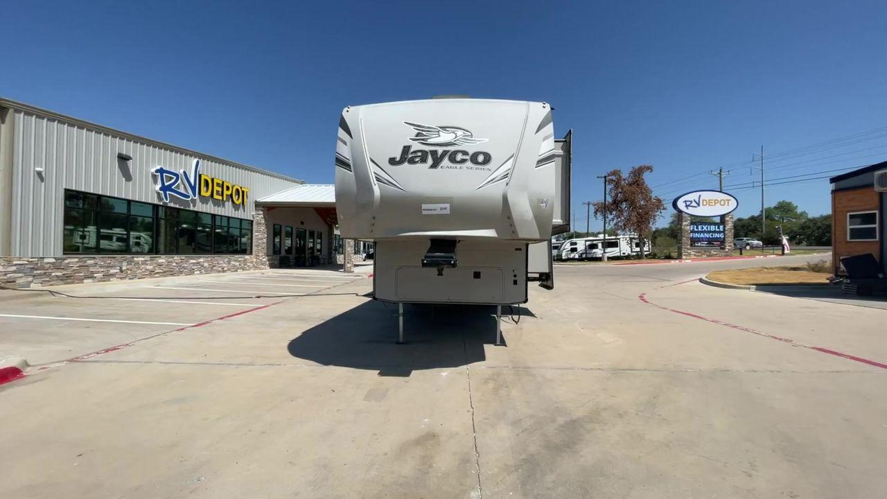 2018 JAYCO EAGLE 30.5 MBOK (1UJCJ0BT5J1) , Length: 36.7 ft.| Dry Weight: 9,670 lbs. | Gross Weight: 11,950 lbs. | Slides: 4 transmission, located at 4319 N Main St, Cleburne, TX, 76033, (817) 678-5133, 32.385960, -97.391212 - With a length of ~36 feet, the 2018 Jayco Eagle HT 30.5MBOK is an exceptional fifth-wheel model that seamlessly blends luxury, innovation, and versatility for your ultimate travel experience. Its floor plan features a masterful bunkhouse design, offering a private and cozy space for the kids or gues - Photo #4