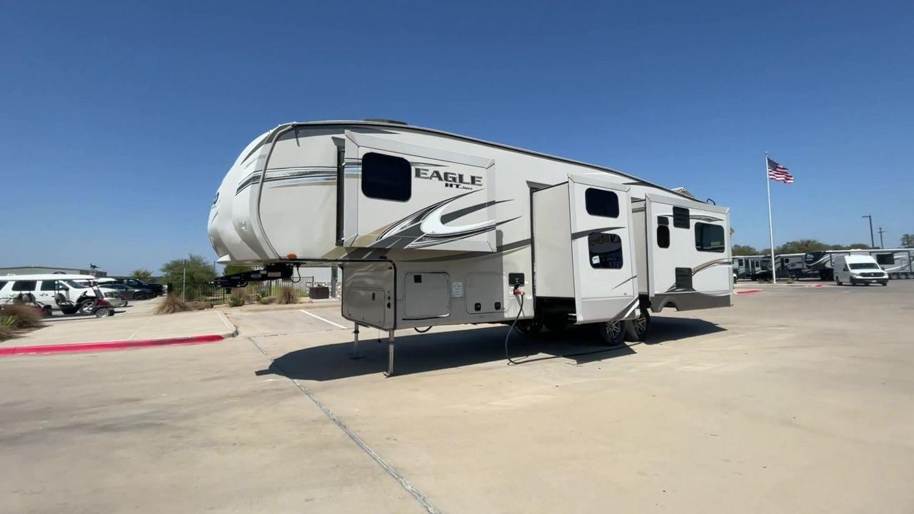 2018 JAYCO EAGLE 30.5 MBOK (1UJCJ0BT5J1) , Length: 36.7 ft.| Dry Weight: 9,670 lbs. | Gross Weight: 11,950 lbs. | Slides: 4 transmission, located at 4319 N Main St, Cleburne, TX, 76033, (817) 678-5133, 32.385960, -97.391212 - With a length of ~36 feet, the 2018 Jayco Eagle HT 30.5MBOK is an exceptional fifth-wheel model that seamlessly blends luxury, innovation, and versatility for your ultimate travel experience. Its floor plan features a masterful bunkhouse design, offering a private and cozy space for the kids or gues - Photo #5