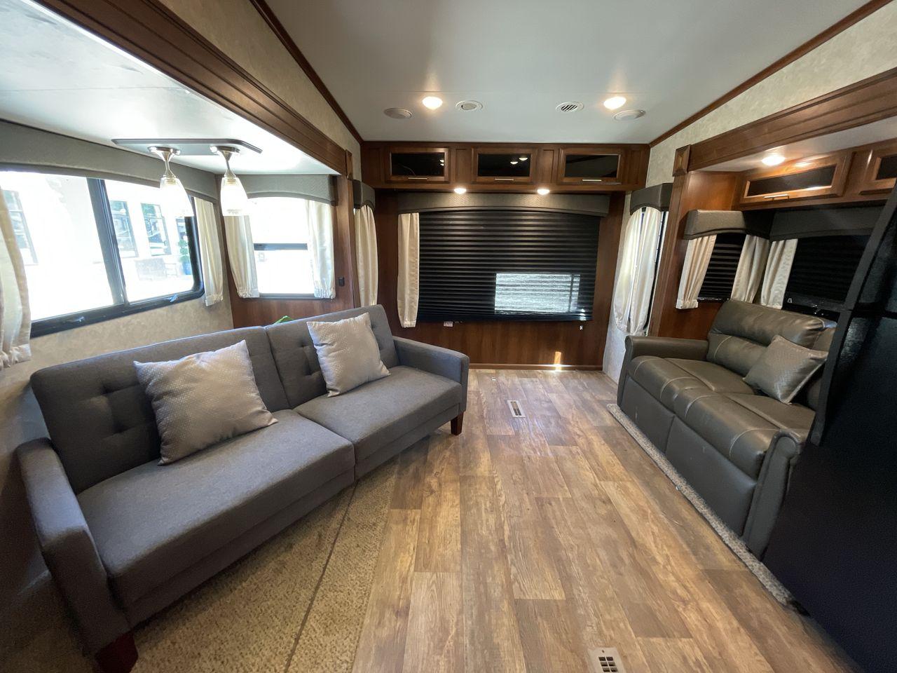 2018 JAYCO EAGLE 30.5 MBOK (1UJCJ0BT5J1) , Length: 36.7 ft.| Dry Weight: 9,670 lbs. | Gross Weight: 11,950 lbs. | Slides: 4 transmission, located at 4319 N Main Street, Cleburne, TX, 76033, (817) 221-0660, 32.435829, -97.384178 - With a length of ~36 feet, the 2018 Jayco Eagle HT 30.5MBOK is an exceptional fifth-wheel model that seamlessly blends luxury, innovation, and versatility for your ultimate travel experience. Its floor plan features a masterful bunkhouse design, offering a private and cozy space for the kids or gues - Photo #11