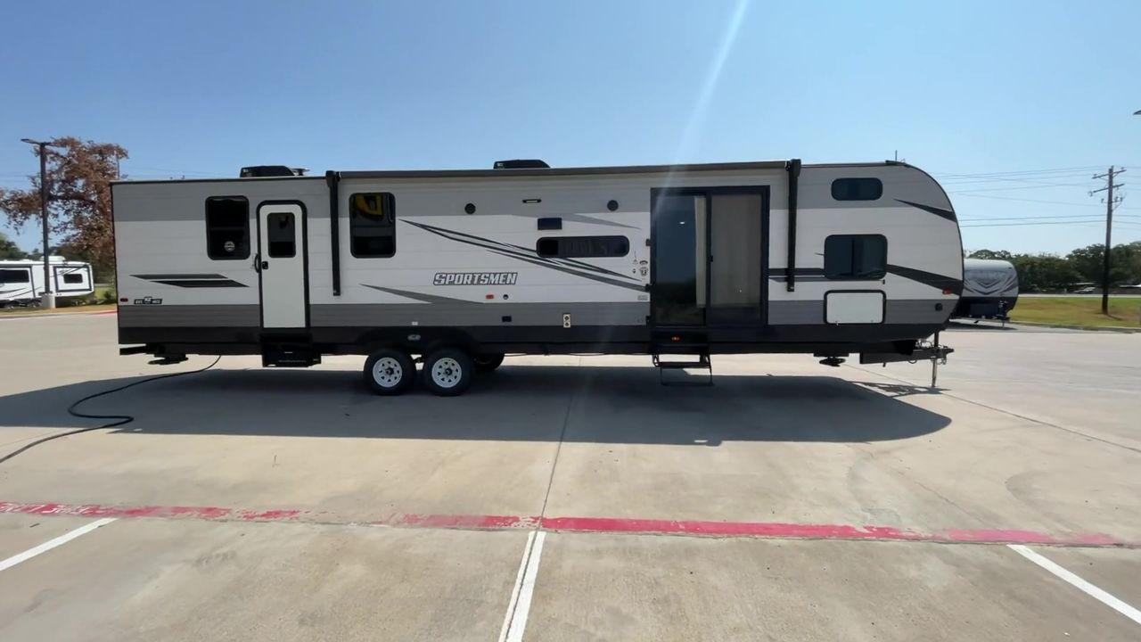 2021 K-Z SPORTSMEN 362BH (4EZTS3728M5) , Length: 40.75 ft. | Dry Weight: 8,280 lbs. | Gross Weight: 10,460 lbs. | Slides: 2 transmission, located at 4319 N Main St, Cleburne, TX, 76033, (817) 678-5133, 32.385960, -97.391212 - The 2021 K-Z Sportsmen 362BH is a spacious travel trailer designed for unforgettable adventures with family and friends. Measuring 40.75 feet in length, this unit offers space and comfort for extended trips on the road. It combines durability with a sleek and modern exterior design. Inside the Sport - Photo #2