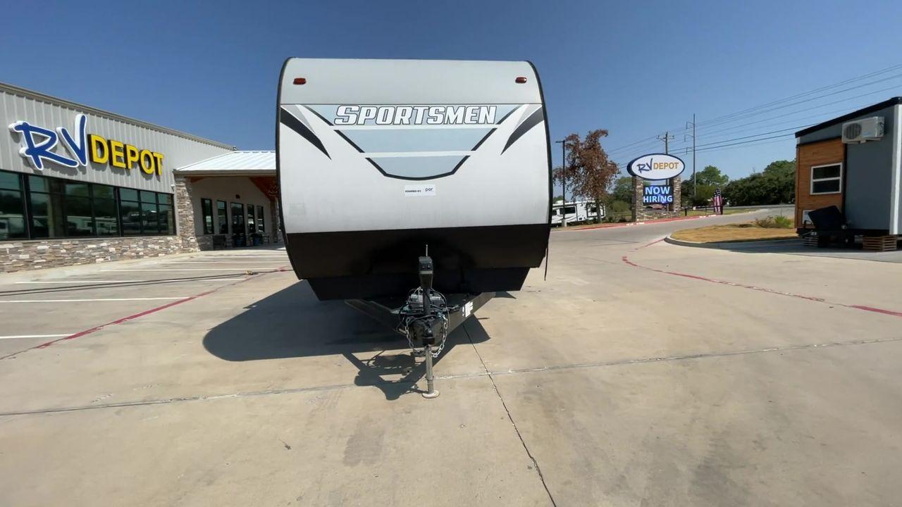 2021 K-Z SPORTSMEN 362BH (4EZTS3728M5) , Length: 40.75 ft. | Dry Weight: 8,280 lbs. | Gross Weight: 10,460 lbs. | Slides: 2 transmission, located at 4319 N Main St, Cleburne, TX, 76033, (817) 678-5133, 32.385960, -97.391212 - The 2021 K-Z Sportsmen 362BH is a spacious travel trailer designed for unforgettable adventures with family and friends. Measuring 40.75 feet in length, this unit offers space and comfort for extended trips on the road. It combines durability with a sleek and modern exterior design. Inside the Sport - Photo #4