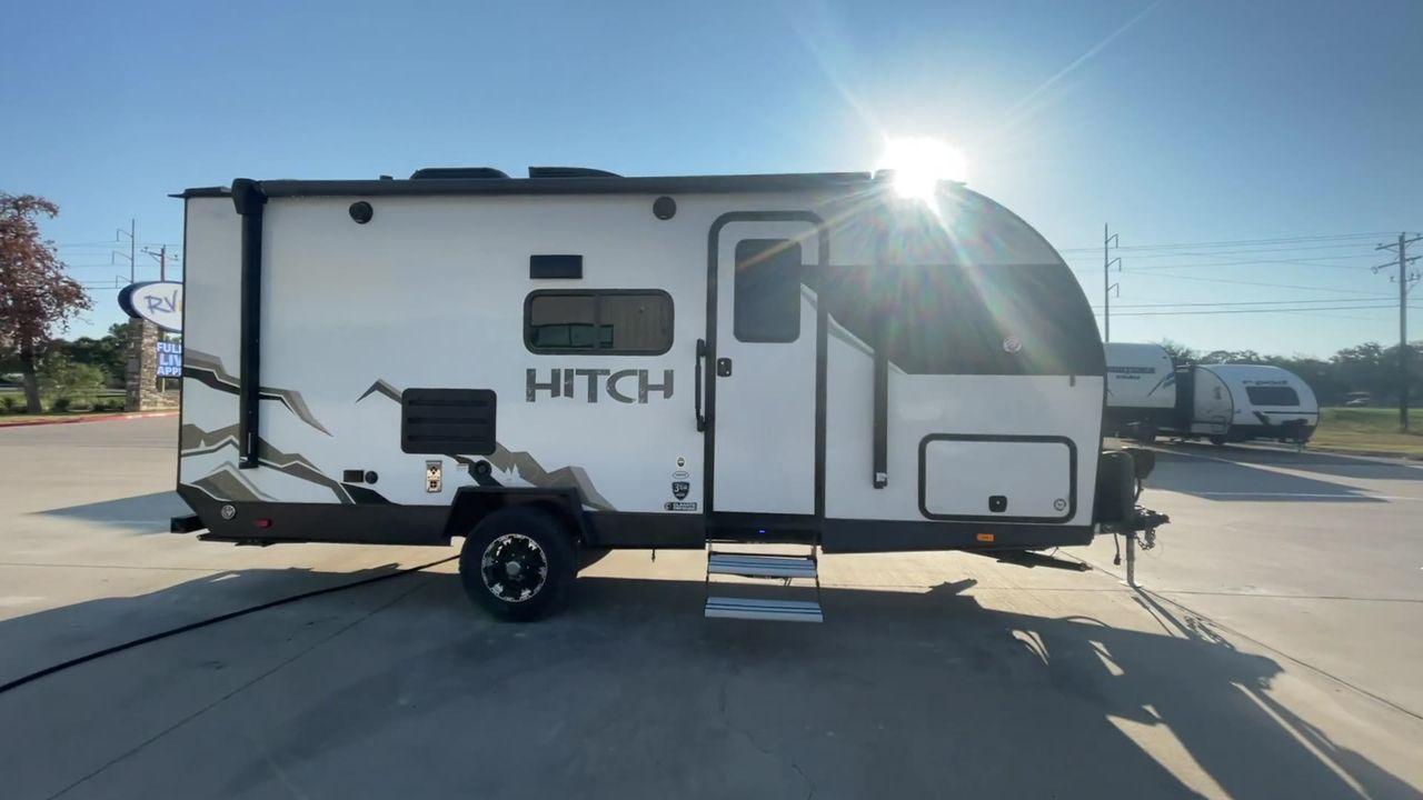 2022 CRUISER RV HITCH 18BHS (5RXRB2319N1) , Length: 22 ft | Dry Weight: 4,030 lbs | Gross Weight: 5,000 lbs | Slides: 1 transmission, located at 4319 N Main St, Cleburne, TX, 76033, (817) 678-5133, 32.385960, -97.391212 - The 2022 Cruiser RV Corp Hitch 18BHS is a compact yet feature-packed travel trailer perfect for those who value comfort and convenience during their travels. Featuring a sleek and modern exterior design, this lightweight trailer measures approximately 22 feet in length, making it easy to tow and man - Photo #2