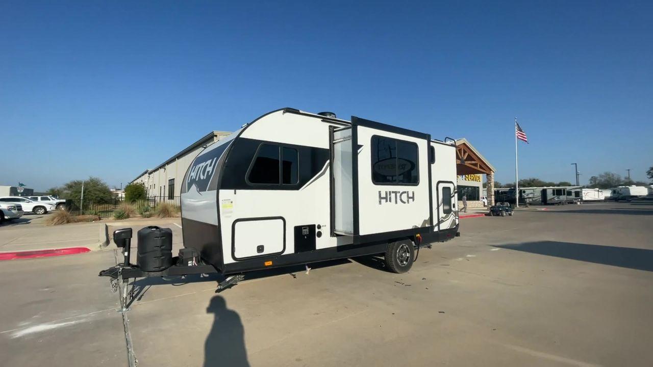 2022 CRUISER RV HITCH 18BHS (5RXRB2319N1) , Length: 22 ft | Dry Weight: 4,030 lbs | Gross Weight: 5,000 lbs | Slides: 1 transmission, located at 4319 N Main St, Cleburne, TX, 76033, (817) 678-5133, 32.385960, -97.391212 - The 2022 Cruiser RV Corp Hitch 18BHS is a compact yet feature-packed travel trailer perfect for those who value comfort and convenience during their travels. Featuring a sleek and modern exterior design, this lightweight trailer measures approximately 22 feet in length, making it easy to tow and man - Photo #5