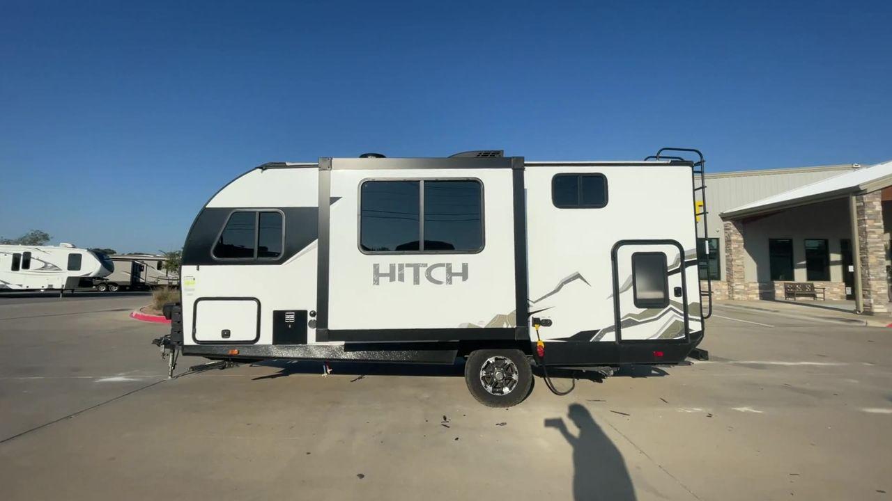 2022 CRUISER RV HITCH 18BHS (5RXRB2319N1) , Length: 22 ft | Dry Weight: 4,030 lbs | Gross Weight: 5,000 lbs | Slides: 1 transmission, located at 4319 N Main St, Cleburne, TX, 76033, (817) 678-5133, 32.385960, -97.391212 - The 2022 Cruiser RV Corp Hitch 18BHS is a compact yet feature-packed travel trailer perfect for those who value comfort and convenience during their travels. Featuring a sleek and modern exterior design, this lightweight trailer measures approximately 22 feet in length, making it easy to tow and man - Photo #6