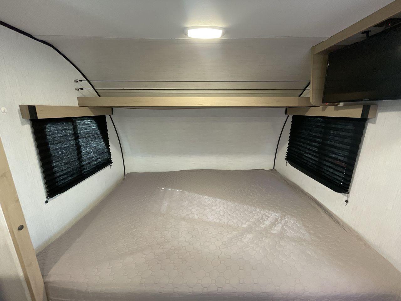 2022 CRUISER RV HITCH 18BHS (5RXRB2319N1) , Length: 22 ft | Dry Weight: 4,030 lbs | Gross Weight: 5,000 lbs | Slides: 1 transmission, located at 4319 N Main Street, Cleburne, TX, 76033, (817) 221-0660, 32.435829, -97.384178 - The 2022 Cruiser RV Corp Hitch 18BHS is a compact yet feature-packed travel trailer perfect for those who value comfort and convenience during their travels. Featuring a sleek and modern exterior design, this lightweight trailer measures approximately 22 feet in length, making it easy to tow and man - Photo #18