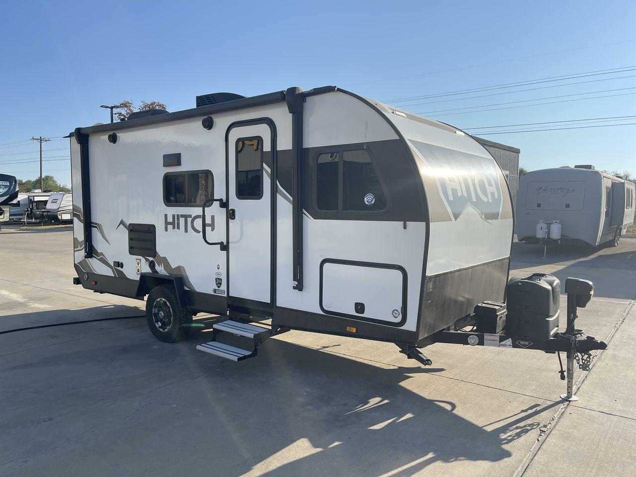 2022 CRUISER RV HITCH 18BHS (5RXRB2319N1) , Length: 22 ft | Dry Weight: 4,030 lbs | Gross Weight: 5,000 lbs | Slides: 1 transmission, located at 4319 N Main Street, Cleburne, TX, 76033, (817) 221-0660, 32.435829, -97.384178 - The 2022 Cruiser RV Corp Hitch 18BHS is a compact yet feature-packed travel trailer perfect for those who value comfort and convenience during their travels. Featuring a sleek and modern exterior design, this lightweight trailer measures approximately 22 feet in length, making it easy to tow and man - Photo #22
