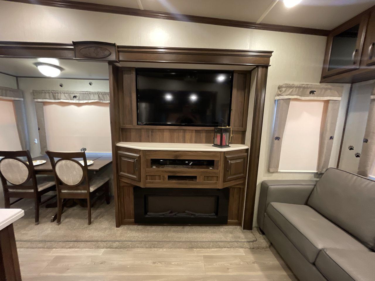 2018 FOREST RIVER COLUMBUS COMPASS 378 (4X4FCMP29J6) , located at 4319 N Main St, Cleburne, TX, 76033, (817) 678-5133, 32.385960, -97.391212 - Photo #19