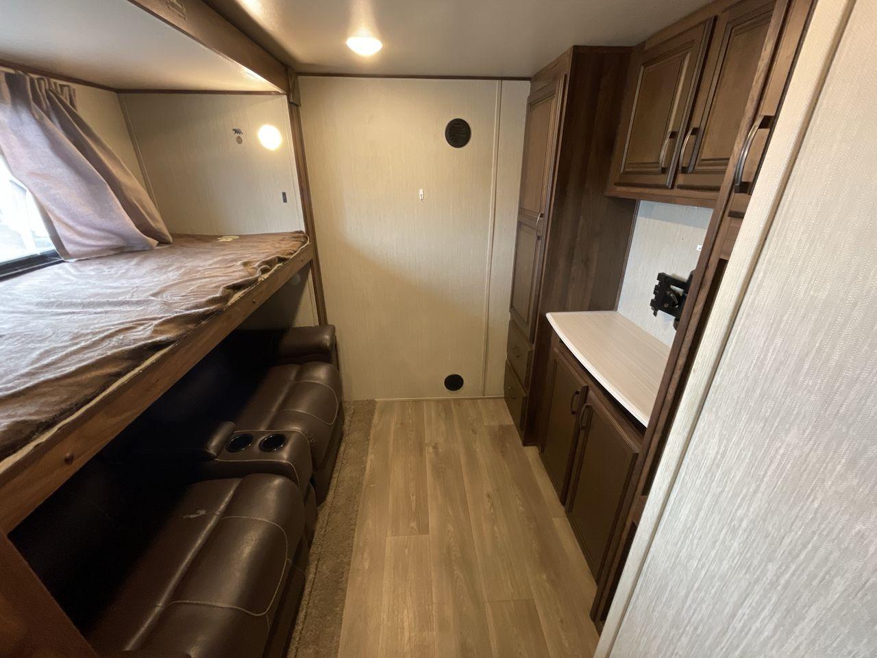 2018 FOREST RIVER COLUMBUS COMPASS 378 (4X4FCMP29J6) , located at 4319 N Main St, Cleburne, TX, 76033, (817) 678-5133, 32.385960, -97.391212 - Photo #25