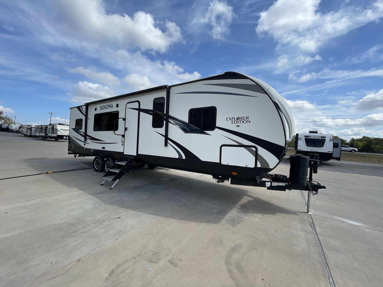 2020 FOREST RIVER SONOMA 2903RK (4X4TSKE28LE) , Length: 34.75 ft. | Dry Weight: 7,799 lbs. | Gross Weight: 9,999 lbs. | Slides: 1 transmission, located at 4319 N Main Street, Cleburne, TX, 76033, (817) 221-0660, 32.435829, -97.384178 - Experience extraordinary adventures with the 2020 Forest River Sonoma 2903RK. Measuring 34.75 feet long and weighing 7,799 pounds dry, this unit is both large and lightweight, making it easy to pull and handle. The Sonoma 2903RK provides adequate living space without sacrificing practicality with a - Photo #22