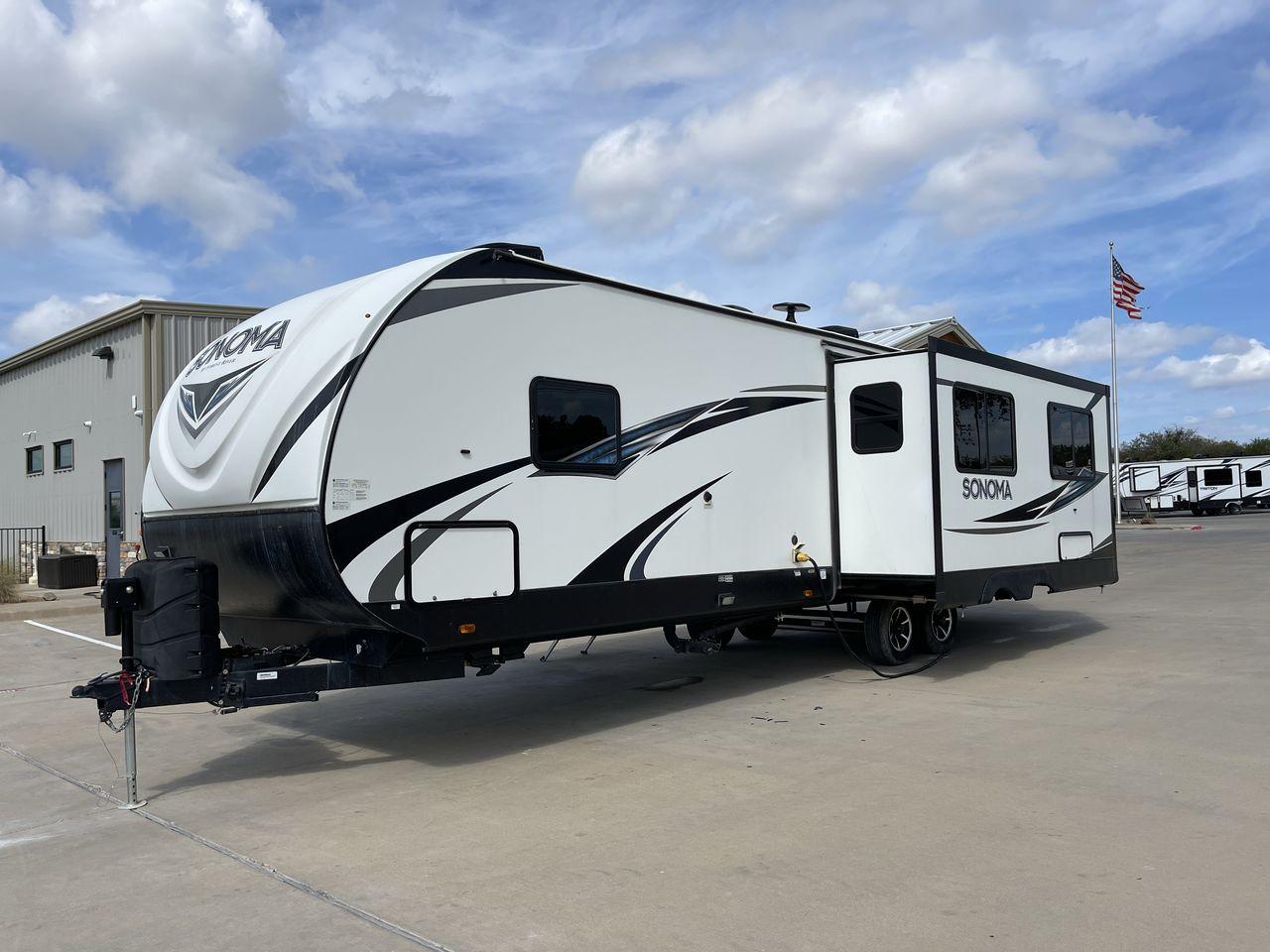 2020 FOREST RIVER SONOMA 2903RK (4X4TSKE28LE) , Length: 34.75 ft. | Dry Weight: 7,799 lbs. | Gross Weight: 9,999 lbs. | Slides: 1 transmission, located at 4319 N Main Street, Cleburne, TX, 76033, (817) 221-0660, 32.435829, -97.384178 - Experience extraordinary adventures with the 2020 Forest River Sonoma 2903RK. Measuring 34.75 feet long and weighing 7,799 pounds dry, this unit is both large and lightweight, making it easy to pull and handle. The Sonoma 2903RK provides adequate living space without sacrificing practicality with a - Photo #23