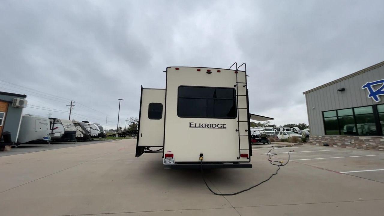2020 HEARTLAND ELKRIDGE 31RLK (5SFRG3620LE) , Length: 34.92 ft | Dry Weight: 10,940 lbs. | Gross Weight: 13,500 lbs. | Slides: 3 transmission, located at 4319 N Main St, Cleburne, TX, 76033, (817) 678-5133, 32.385960, -97.391212 - The 2020 Heartland Elkridge 31RLK is a remarkable fifth wheel that exemplifies comfort and luxury for your travels. With a length perfectly balanced at 31 feet, this model offers an ideal combination of spacious living and ease of towing. It boasts a thoughtfully designed interior with features that - Photo #8