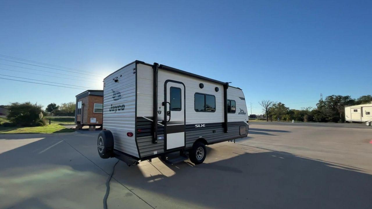 2022 JAYCO JAY FLIGHT SLX 195RB (1UJBJ0AJ1N1) , Length: 21.8 ft | Dry Weight: 3,030 lbs | Gross Weight: 3,995 lbs | Slides: 0 transmission, located at 4319 N Main St, Cleburne, TX, 76033, (817) 678-5133, 32.385960, -97.391212 - The 2022 Jayco Jay Flight SLX 195RB is a compact and versatile travel trailer that delivers a perfect blend of convenience and comfort for your camping adventures. Measuring at a length of 21.8 feet and boasting a dry weight of 3030 lbs, this lightweight model is easily towable, making it an ideal c - Photo #1