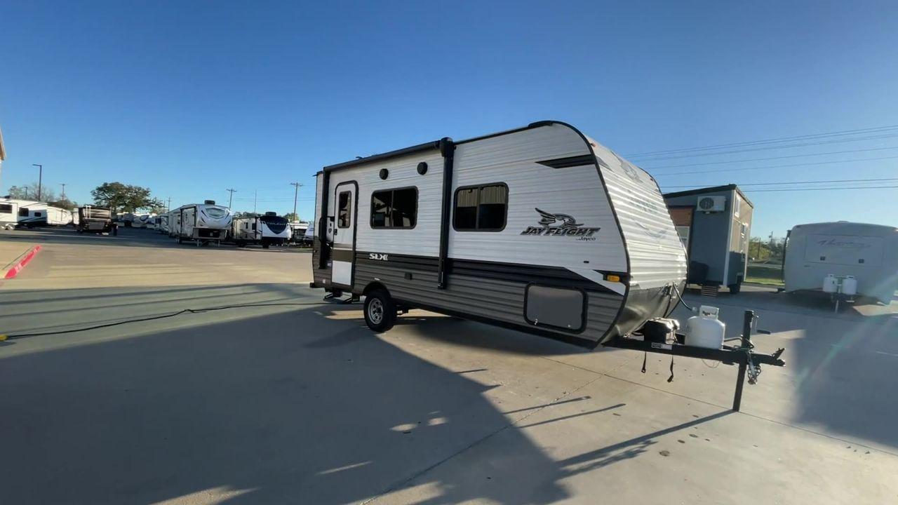 2022 JAYCO JAY FLIGHT SLX 195RB (1UJBJ0AJ1N1) , Length: 21.8 ft | Dry Weight: 3,030 lbs | Gross Weight: 3,995 lbs | Slides: 0 transmission, located at 4319 N Main St, Cleburne, TX, 76033, (817) 678-5133, 32.385960, -97.391212 - Photo #3