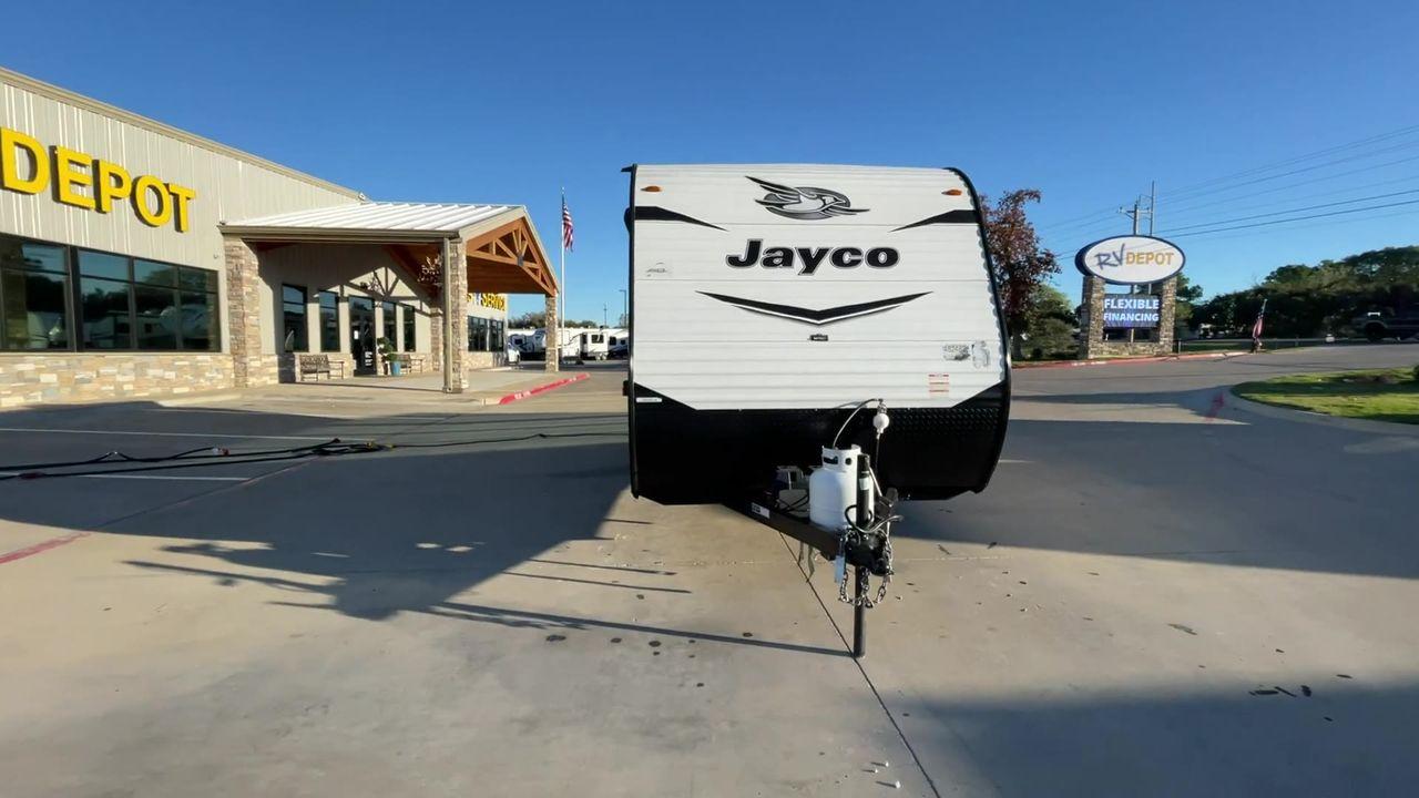 2022 JAYCO JAY FLIGHT SLX 195RB (1UJBJ0AJ1N1) , Length: 21.8 ft | Dry Weight: 3,030 lbs | Gross Weight: 3,995 lbs | Slides: 0 transmission, located at 4319 N Main St, Cleburne, TX, 76033, (817) 678-5133, 32.385960, -97.391212 - Photo #4