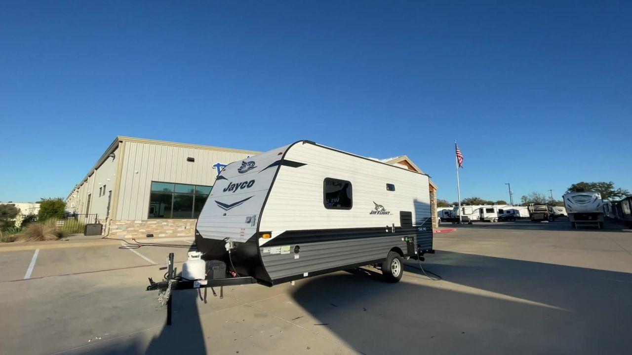2022 JAYCO JAY FLIGHT SLX 195RB (1UJBJ0AJ1N1) , Length: 21.8 ft | Dry Weight: 3,030 lbs | Gross Weight: 3,995 lbs | Slides: 0 transmission, located at 4319 N Main St, Cleburne, TX, 76033, (817) 678-5133, 32.385960, -97.391212 - Photo #5