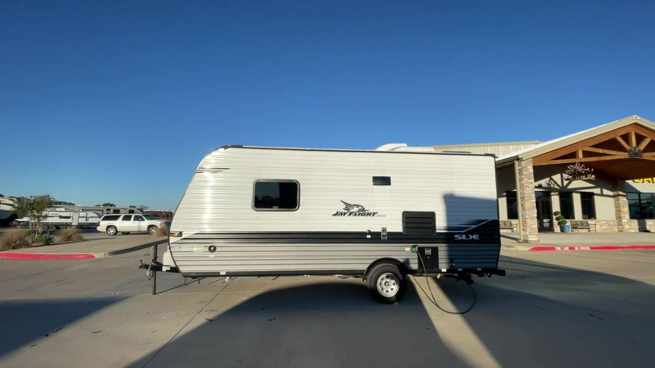 2022 JAYCO JAY FLIGHT SLX 195RB (1UJBJ0AJ1N1) , Length: 21.8 ft | Dry Weight: 3,030 lbs | Gross Weight: 3,995 lbs | Slides: 0 transmission, located at 4319 N Main Street, Cleburne, TX, 76033, (817) 221-0660, 32.435829, -97.384178 - The 2022 Jayco Jay Flight SLX 195RB is a compact and versatile travel trailer that delivers a perfect blend of convenience and comfort for your camping adventures. Measuring at a length of 21.8 feet and boasting a dry weight of 3030 lbs, this lightweight model is easily towable, making it an ideal c - Photo #6