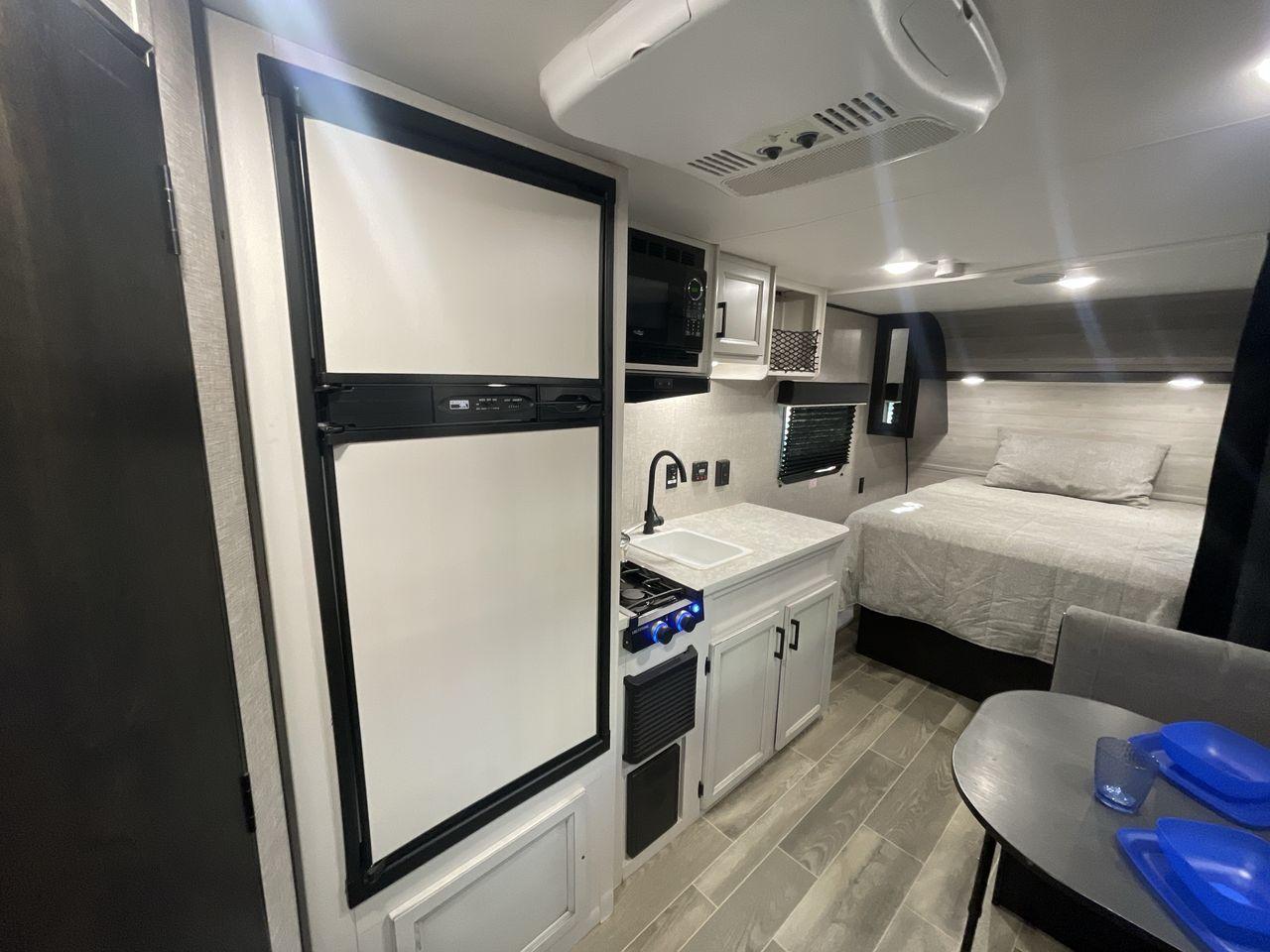 2022 JAYCO JAY FLIGHT SLX 195RB (1UJBJ0AJ1N1) , Length: 21.8 ft | Dry Weight: 3,030 lbs | Gross Weight: 3,995 lbs | Slides: 0 transmission, located at 4319 N Main St, Cleburne, TX, 76033, (817) 678-5133, 32.385960, -97.391212 - The 2022 Jayco Jay Flight SLX 195RB is a compact and versatile travel trailer that delivers a perfect blend of convenience and comfort for your camping adventures. Measuring at a length of 21.8 feet and boasting a dry weight of 3030 lbs, this lightweight model is easily towable, making it an ideal c - Photo #10
