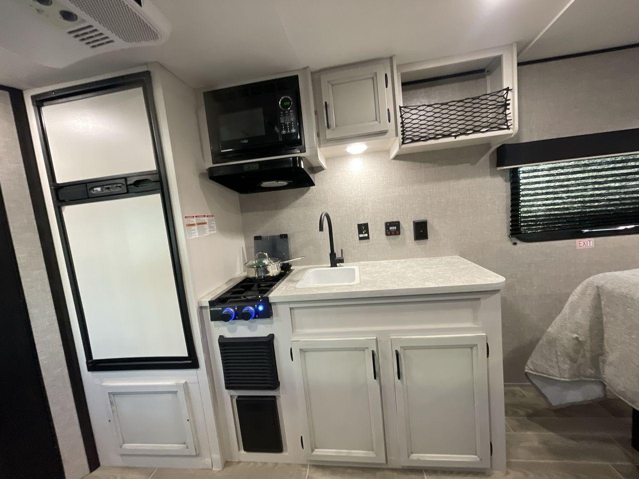 2022 JAYCO JAY FLIGHT SLX 195RB (1UJBJ0AJ1N1) , Length: 21.8 ft | Dry Weight: 3,030 lbs | Gross Weight: 3,995 lbs | Slides: 0 transmission, located at 4319 N Main St, Cleburne, TX, 76033, (817) 678-5133, 32.385960, -97.391212 - Photo #11