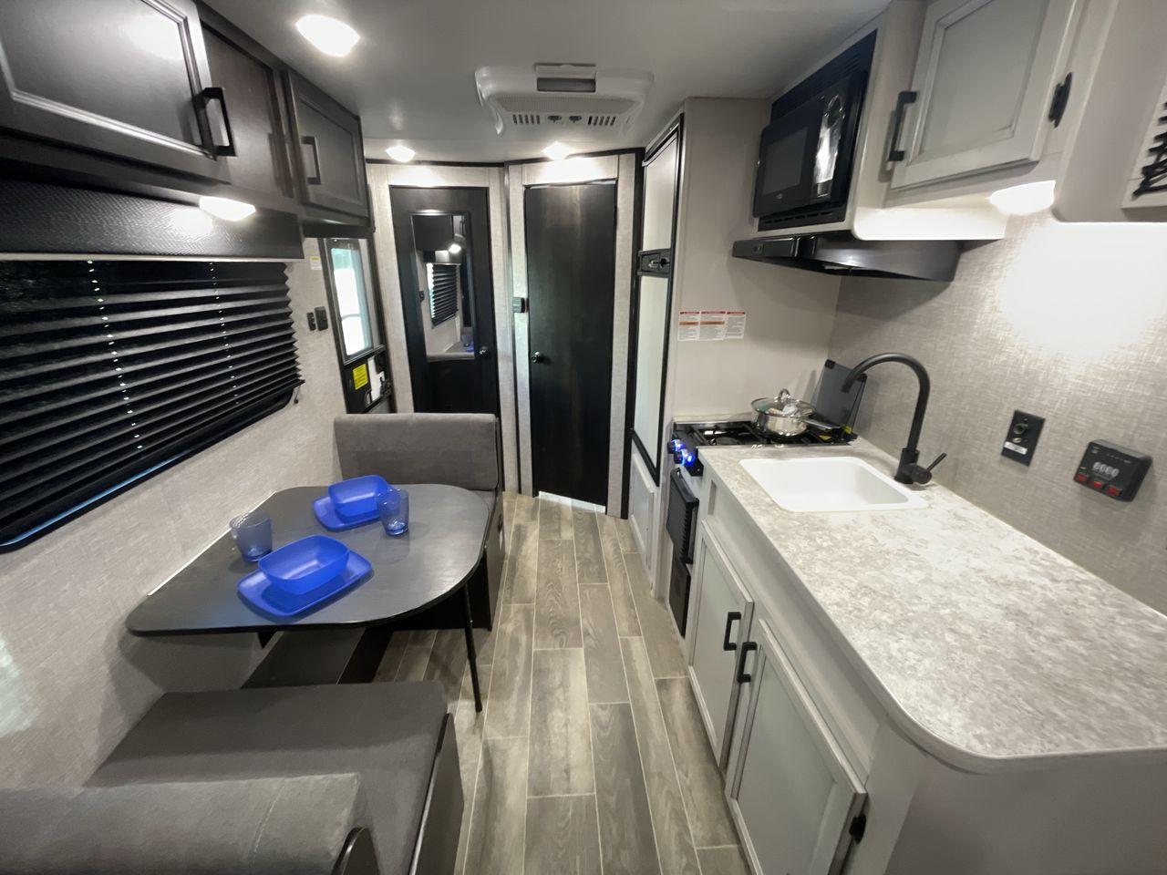 2022 JAYCO JAY FLIGHT SLX 195RB (1UJBJ0AJ1N1) , Length: 21.8 ft | Dry Weight: 3,030 lbs | Gross Weight: 3,995 lbs | Slides: 0 transmission, located at 4319 N Main St, Cleburne, TX, 76033, (817) 678-5133, 32.385960, -97.391212 - Photo #12