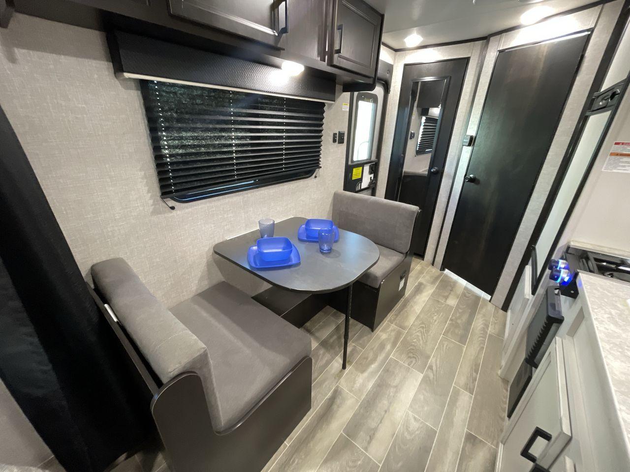 2022 JAYCO JAY FLIGHT SLX 195RB (1UJBJ0AJ1N1) , Length: 21.8 ft | Dry Weight: 3,030 lbs | Gross Weight: 3,995 lbs | Slides: 0 transmission, located at 4319 N Main St, Cleburne, TX, 76033, (817) 678-5133, 32.385960, -97.391212 - The 2022 Jayco Jay Flight SLX 195RB is a compact and versatile travel trailer that delivers a perfect blend of convenience and comfort for your camping adventures. Measuring at a length of 21.8 feet and boasting a dry weight of 3030 lbs, this lightweight model is easily towable, making it an ideal c - Photo #13