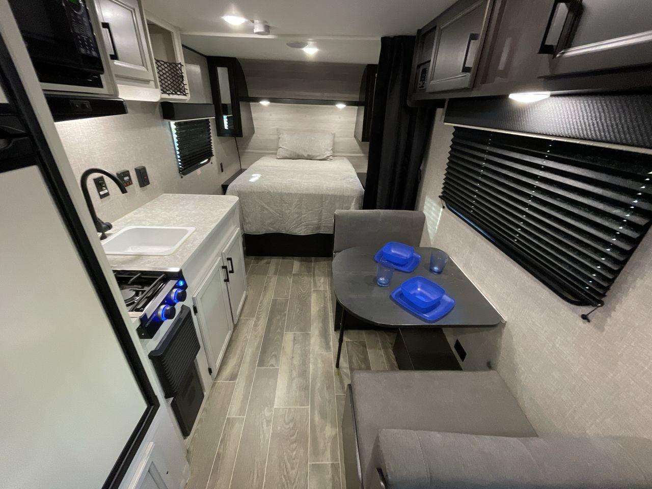 2022 JAYCO JAY FLIGHT SLX 195RB (1UJBJ0AJ1N1) , Length: 21.8 ft | Dry Weight: 3,030 lbs | Gross Weight: 3,995 lbs | Slides: 0 transmission, located at 4319 N Main St, Cleburne, TX, 76033, (817) 678-5133, 32.385960, -97.391212 - The 2022 Jayco Jay Flight SLX 195RB is a compact and versatile travel trailer that delivers a perfect blend of convenience and comfort for your camping adventures. Measuring at a length of 21.8 feet and boasting a dry weight of 3030 lbs, this lightweight model is easily towable, making it an ideal c - Photo #14
