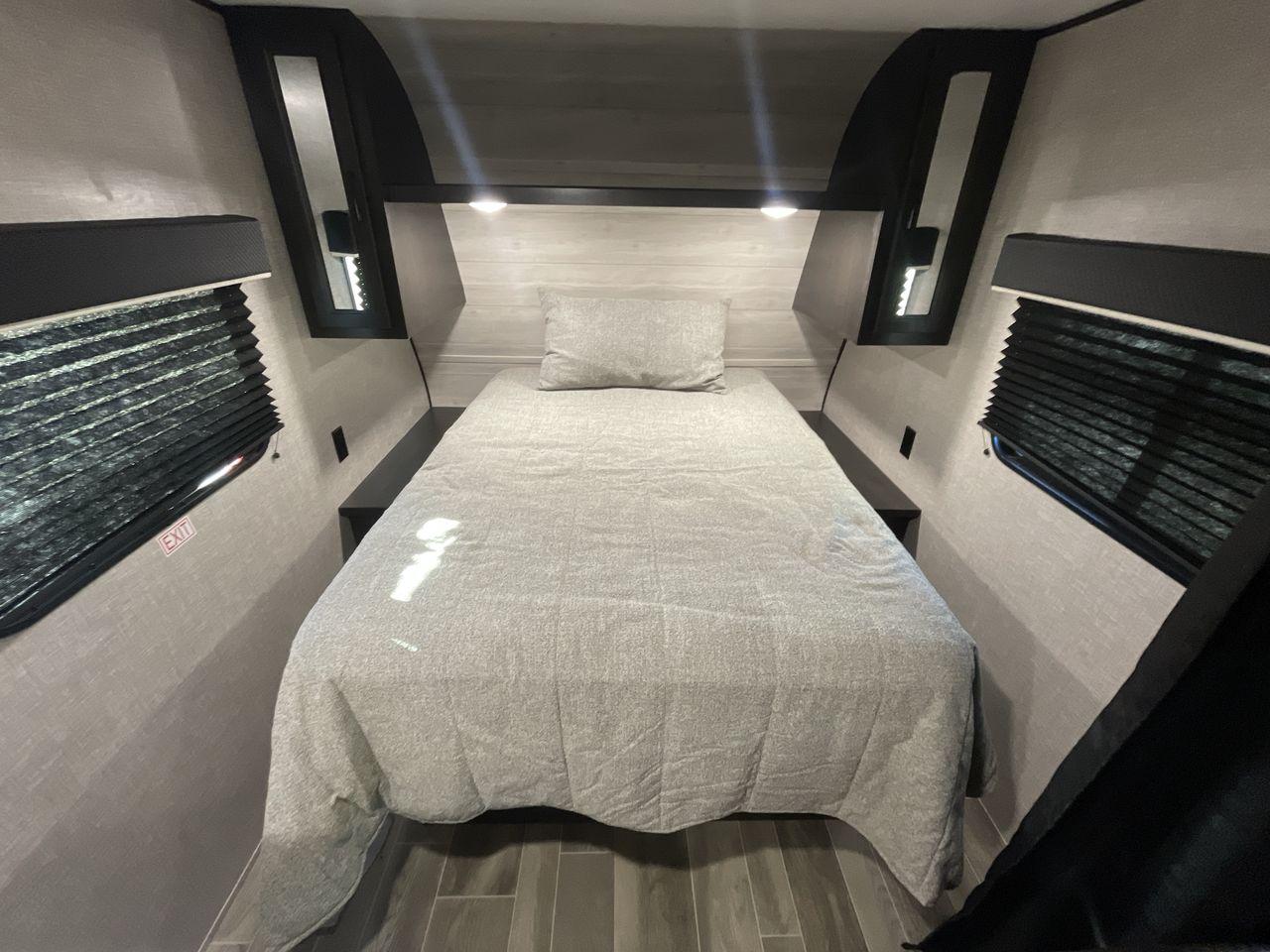 2022 JAYCO JAY FLIGHT SLX 195RB (1UJBJ0AJ1N1) , Length: 21.8 ft | Dry Weight: 3,030 lbs | Gross Weight: 3,995 lbs | Slides: 0 transmission, located at 4319 N Main Street, Cleburne, TX, 76033, (817) 221-0660, 32.435829, -97.384178 - The 2022 Jayco Jay Flight SLX 195RB is a compact and versatile travel trailer that delivers a perfect blend of convenience and comfort for your camping adventures. Measuring at a length of 21.8 feet and boasting a dry weight of 3030 lbs, this lightweight model is easily towable, making it an ideal c - Photo #17