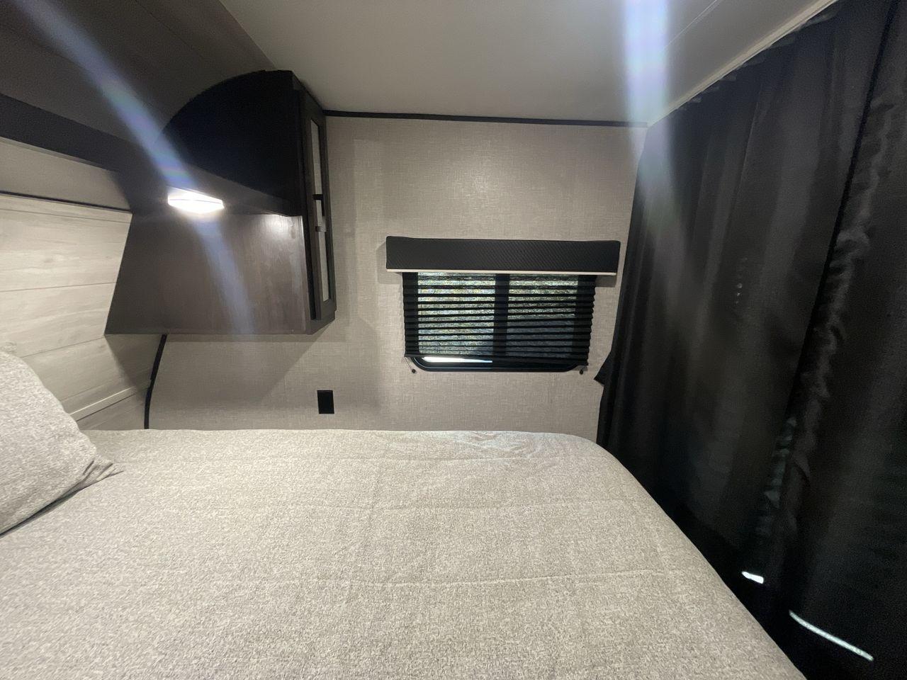 2022 JAYCO JAY FLIGHT SLX 195RB (1UJBJ0AJ1N1) , Length: 21.8 ft | Dry Weight: 3,030 lbs | Gross Weight: 3,995 lbs | Slides: 0 transmission, located at 4319 N Main St, Cleburne, TX, 76033, (817) 678-5133, 32.385960, -97.391212 - The 2022 Jayco Jay Flight SLX 195RB is a compact and versatile travel trailer that delivers a perfect blend of convenience and comfort for your camping adventures. Measuring at a length of 21.8 feet and boasting a dry weight of 3030 lbs, this lightweight model is easily towable, making it an ideal c - Photo #18