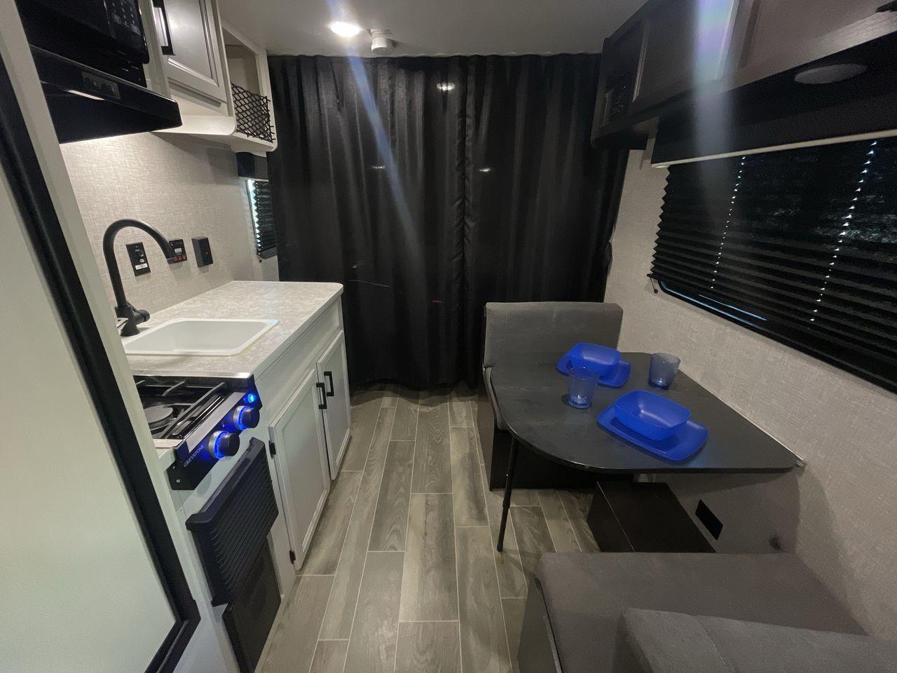 2022 JAYCO JAY FLIGHT SLX 195RB (1UJBJ0AJ1N1) , Length: 21.8 ft | Dry Weight: 3,030 lbs | Gross Weight: 3,995 lbs | Slides: 0 transmission, located at 4319 N Main St, Cleburne, TX, 76033, (817) 678-5133, 32.385960, -97.391212 - The 2022 Jayco Jay Flight SLX 195RB is a compact and versatile travel trailer that delivers a perfect blend of convenience and comfort for your camping adventures. Measuring at a length of 21.8 feet and boasting a dry weight of 3030 lbs, this lightweight model is easily towable, making it an ideal c - Photo #20