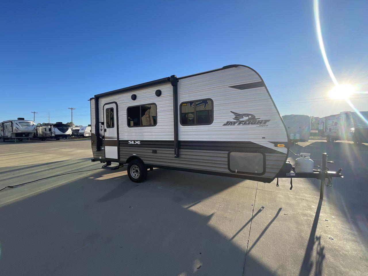 2022 JAYCO JAY FLIGHT SLX 195RB (1UJBJ0AJ1N1) , Length: 21.8 ft | Dry Weight: 3,030 lbs | Gross Weight: 3,995 lbs | Slides: 0 transmission, located at 4319 N Main St, Cleburne, TX, 76033, (817) 678-5133, 32.385960, -97.391212 - The 2022 Jayco Jay Flight SLX 195RB is a compact and versatile travel trailer that delivers a perfect blend of convenience and comfort for your camping adventures. Measuring at a length of 21.8 feet and boasting a dry weight of 3030 lbs, this lightweight model is easily towable, making it an ideal c - Photo #23