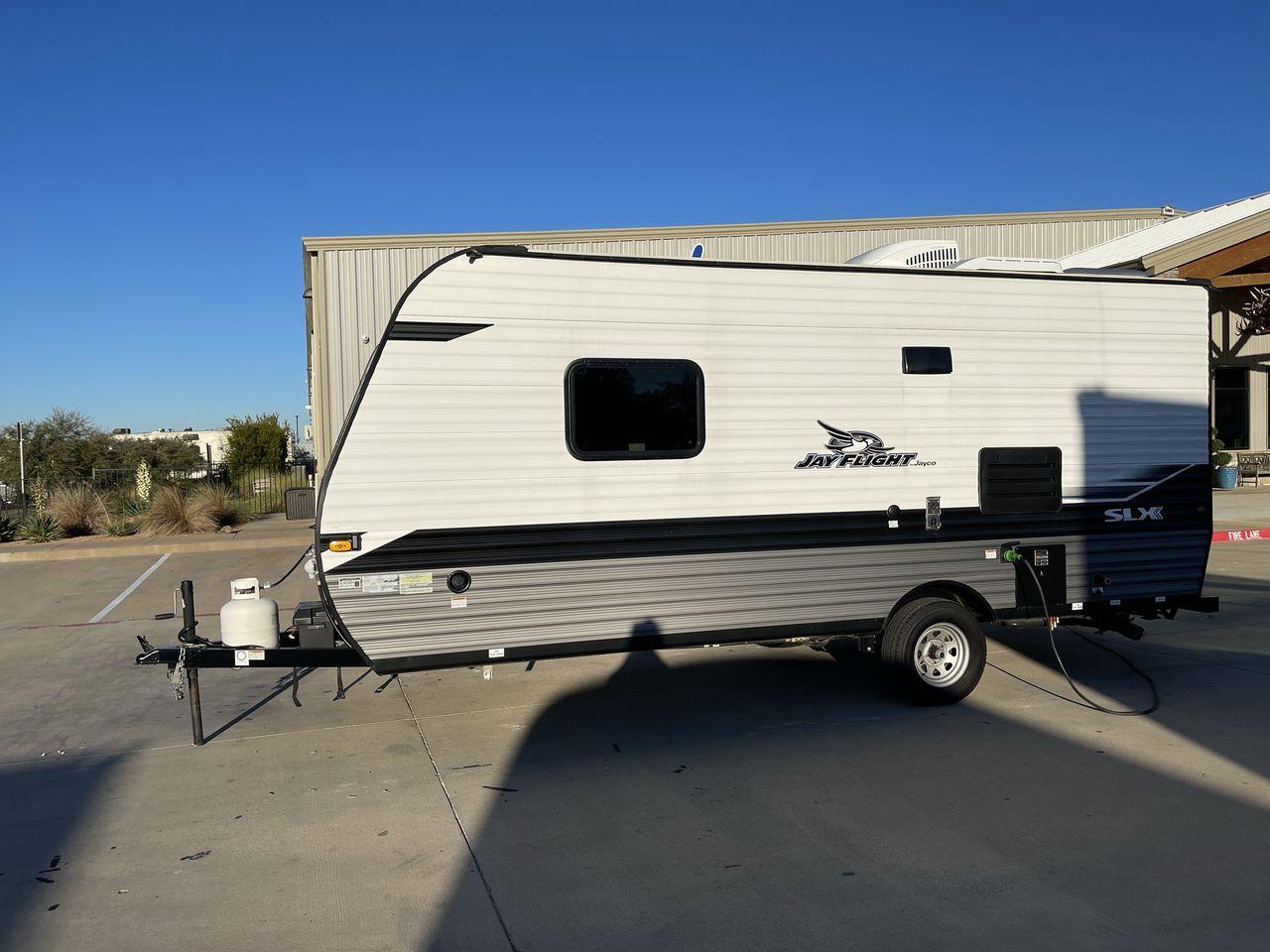 2022 JAYCO JAY FLIGHT SLX 195RB (1UJBJ0AJ1N1) , Length: 21.8 ft | Dry Weight: 3,030 lbs | Gross Weight: 3,995 lbs | Slides: 0 transmission, located at 4319 N Main St, Cleburne, TX, 76033, (817) 678-5133, 32.385960, -97.391212 - The 2022 Jayco Jay Flight SLX 195RB is a compact and versatile travel trailer that delivers a perfect blend of convenience and comfort for your camping adventures. Measuring at a length of 21.8 feet and boasting a dry weight of 3030 lbs, this lightweight model is easily towable, making it an ideal c - Photo #24