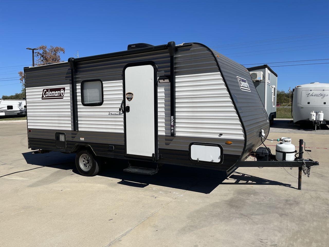 2022 KEYSTONE COLEMAN 17BH (4YDTCMG19NJ) , Length: 21.42 ft | Dry Weight: 2,986 lbs. | Slides: 0 transmission, located at 4319 N Main St, Cleburne, TX, 76033, (817) 678-5133, 32.385960, -97.391212 - The 2022 Dutchmen Coleman 17BH travel trailer offers the ideal balance of comfort and convenience. Designed to accommodate the entire family, this tiny yet large trailer includes a queen bed and bunk beds in the back, ensuring that everyone has their own cozy spot to rest after a day of activity. Th - Photo #22