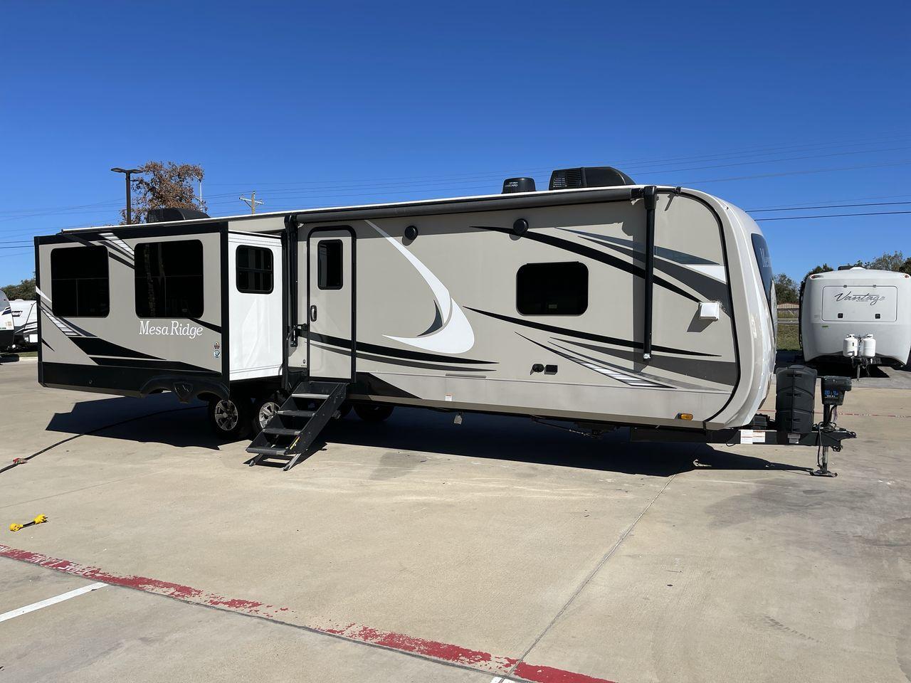 2022 HIGHLAND RIDGE MESA RIDGE 323RLS (58TBH0BT6N3) , Length: 37.8 ft | Dry Weight: 8,890 lbs | Gross Weight: 11,400 lbs | Slides: 3 transmission, located at 4319 N Main St, Cleburne, TX, 76033, (817) 678-5133, 32.385960, -97.391212 - The 2022 Highland Ridge Mesa Ridge 323RLS delivers luxury and comfort on the road. This travel trailer is 37.8 feet long and has three slides, which provide plenty of room for relaxation and enjoyment. The center island with twin sinks and a free-standing dinette provides convenience and functionali - Photo #23