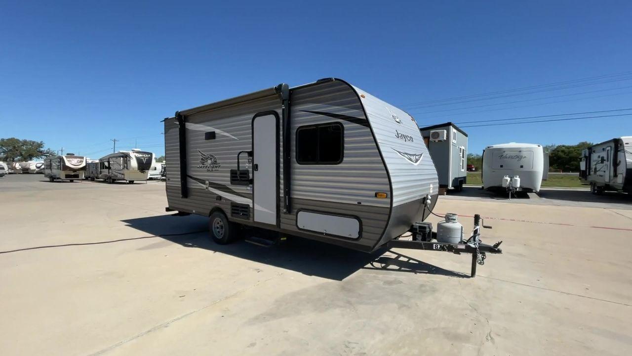 2021 JAYCO JAY FLIGHT SLX 174BH (1UJBJ0AJ1M1) , Length: 21.67 ft | Dry Weight: 3,075 lbs | GVWR: 3,950 lbs | Slides: 0 transmission, located at 4319 N Main Street, Cleburne, TX, 76033, (817) 221-0660, 32.435829, -97.384178 - Take the 2021 Jayco Jay Flight SLX 174BH travel trailer out on your camping adventures. This lightweight and small RV is ideal for people looking for an affordable and cozy way to enjoy the great outdoors. The dimensions of this unit are 21.67 ft in length, 7.08 ft in width, and 9.17 ft in height. I - Photo #3
