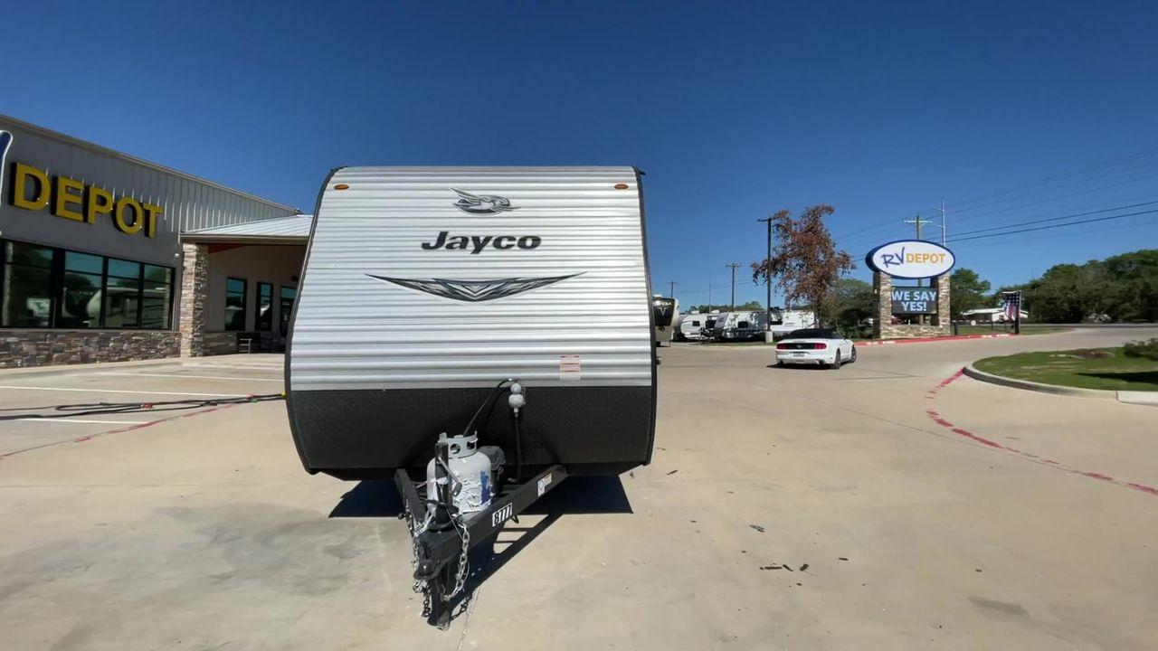 2021 JAYCO JAY FLIGHT SLX 174BH (1UJBJ0AJ1M1) , Length: 21.67 ft | Dry Weight: 3,075 lbs | GVWR: 3,950 lbs | Slides: 0 transmission, located at 4319 N Main St, Cleburne, TX, 76033, (817) 678-5133, 32.385960, -97.391212 - Take the 2021 Jayco Jay Flight SLX 174BH travel trailer out on your camping adventures. This lightweight and small RV is ideal for people looking for an affordable and cozy way to enjoy the great outdoors. The dimensions of this unit are 21.67 ft in length, 7.08 ft in width, and 9.17 ft in height. I - Photo #4
