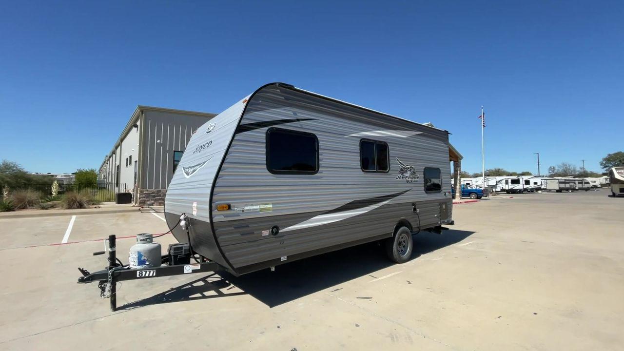 2021 JAYCO JAY FLIGHT SLX 174BH (1UJBJ0AJ1M1) , Length: 21.67 ft | Dry Weight: 3,075 lbs | GVWR: 3,950 lbs | Slides: 0 transmission, located at 4319 N Main St, Cleburne, TX, 76033, (817) 678-5133, 32.385960, -97.391212 - Take the 2021 Jayco Jay Flight SLX 174BH travel trailer out on your camping adventures. This lightweight and small RV is ideal for people looking for an affordable and cozy way to enjoy the great outdoors. The dimensions of this unit are 21.67 ft in length, 7.08 ft in width, and 9.17 ft in height. I - Photo #5