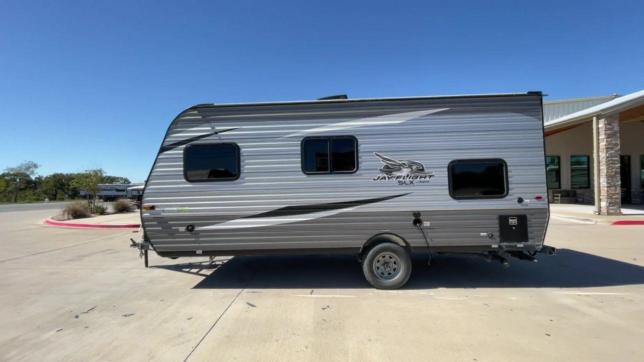 2021 JAYCO JAY FLIGHT SLX 174BH (1UJBJ0AJ1M1) , Length: 21.67 ft | Dry Weight: 3,075 lbs | GVWR: 3,950 lbs | Slides: 0 transmission, located at 4319 N Main Street, Cleburne, TX, 76033, (817) 221-0660, 32.435829, -97.384178 - Take the 2021 Jayco Jay Flight SLX 174BH travel trailer out on your camping adventures. This lightweight and small RV is ideal for people looking for an affordable and cozy way to enjoy the great outdoors. The dimensions of this unit are 21.67 ft in length, 7.08 ft in width, and 9.17 ft in height. I - Photo #6