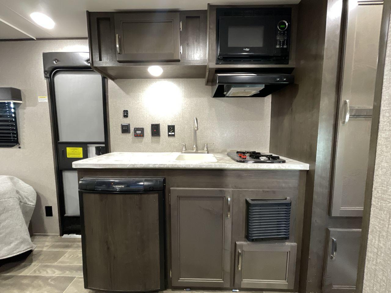 2021 JAYCO JAY FLIGHT SLX 174BH (1UJBJ0AJ1M1) , Length: 21.67 ft | Dry Weight: 3,075 lbs | GVWR: 3,950 lbs | Slides: 0 transmission, located at 4319 N Main St, Cleburne, TX, 76033, (817) 678-5133, 32.385960, -97.391212 - Take the 2021 Jayco Jay Flight SLX 174BH travel trailer out on your camping adventures. This lightweight and small RV is ideal for people looking for an affordable and cozy way to enjoy the great outdoors. The dimensions of this unit are 21.67 ft in length, 7.08 ft in width, and 9.17 ft in height. I - Photo #10