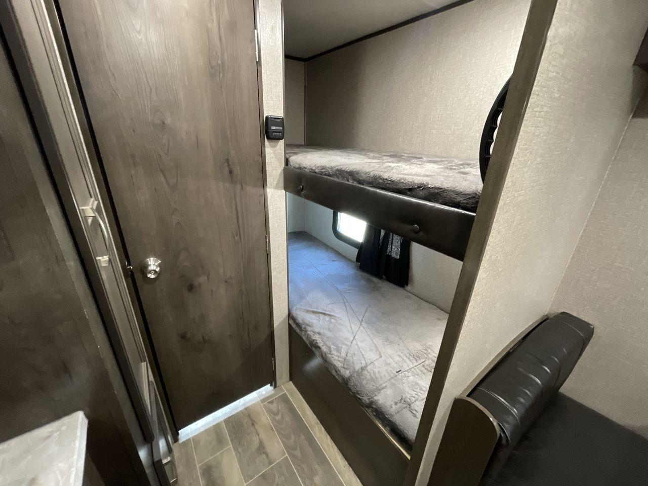 2021 JAYCO JAY FLIGHT SLX 174BH (1UJBJ0AJ1M1) , Length: 21.67 ft | Dry Weight: 3,075 lbs | GVWR: 3,950 lbs | Slides: 0 transmission, located at 4319 N Main Street, Cleburne, TX, 76033, (817) 221-0660, 32.435829, -97.384178 - Take the 2021 Jayco Jay Flight SLX 174BH travel trailer out on your camping adventures. This lightweight and small RV is ideal for people looking for an affordable and cozy way to enjoy the great outdoors. The dimensions of this unit are 21.67 ft in length, 7.08 ft in width, and 9.17 ft in height. I - Photo #13