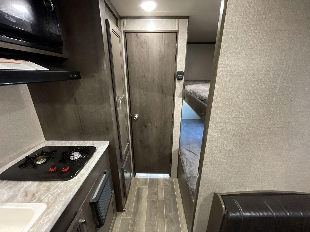 2021 JAYCO JAY FLIGHT SLX 174BH (1UJBJ0AJ1M1) , Length: 21.67 ft | Dry Weight: 3,075 lbs | GVWR: 3,950 lbs | Slides: 0 transmission, located at 4319 N Main Street, Cleburne, TX, 76033, (817) 221-0660, 32.435829, -97.384178 - Take the 2021 Jayco Jay Flight SLX 174BH travel trailer out on your camping adventures. This lightweight and small RV is ideal for people looking for an affordable and cozy way to enjoy the great outdoors. The dimensions of this unit are 21.67 ft in length, 7.08 ft in width, and 9.17 ft in height. I - Photo #14